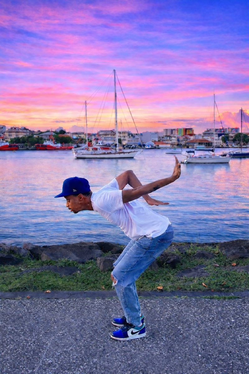 Ludovic Pineau en mouvement au bord de mer, au coucher du soleil