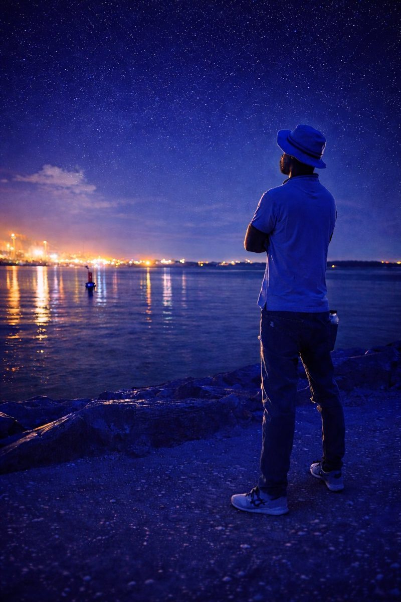 Silhouette de Ludovic Pineau en prise de vue nocturne au bord de l’eau