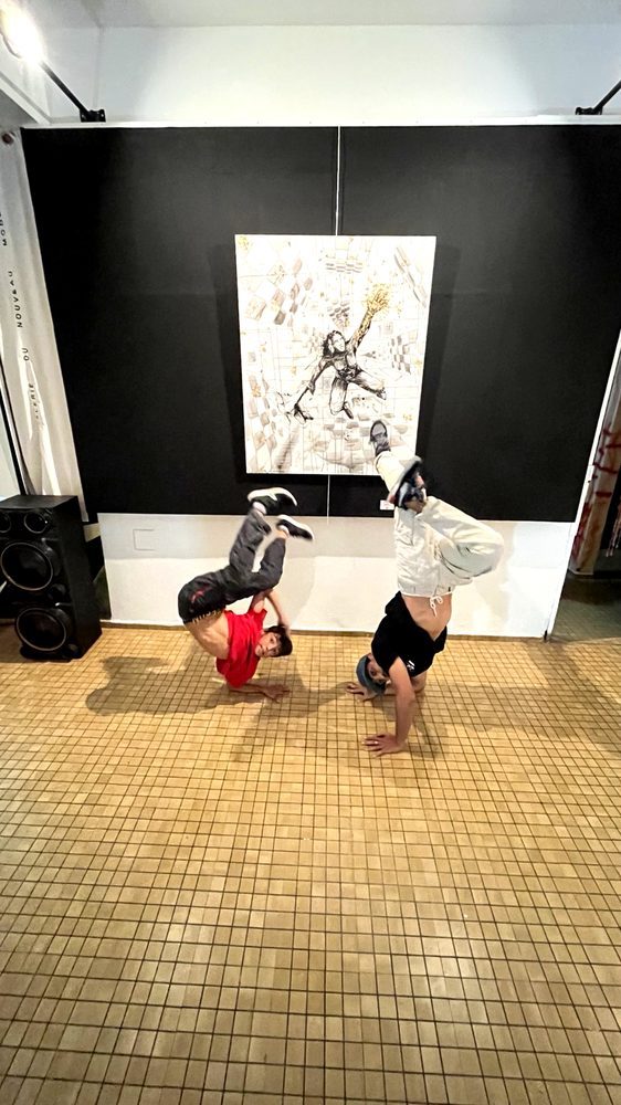 Deux danseurs en freeze lors d’une performance